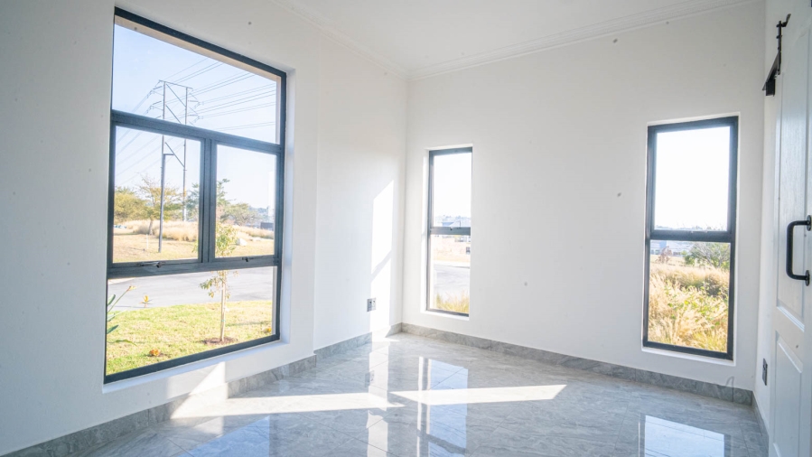 5 Bedroom Property for Sale in Helderfontein Estate Gauteng