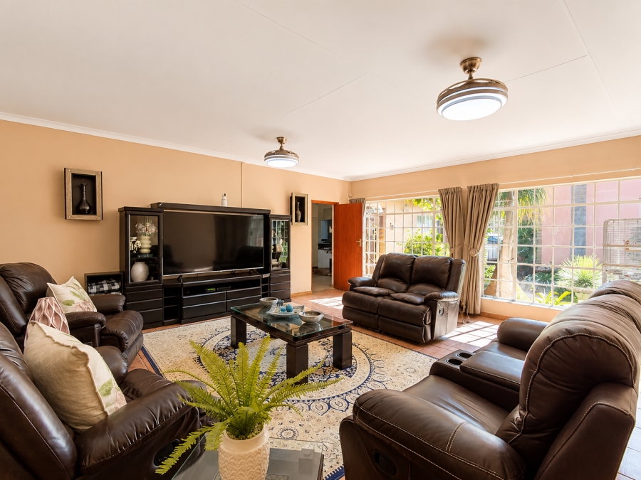 5 Bedroom Property for Sale in Wierda Park Gauteng