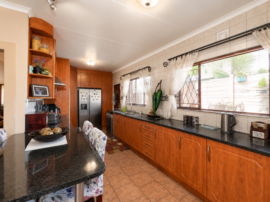 5 Bedroom Property for Sale in Wierda Park Gauteng