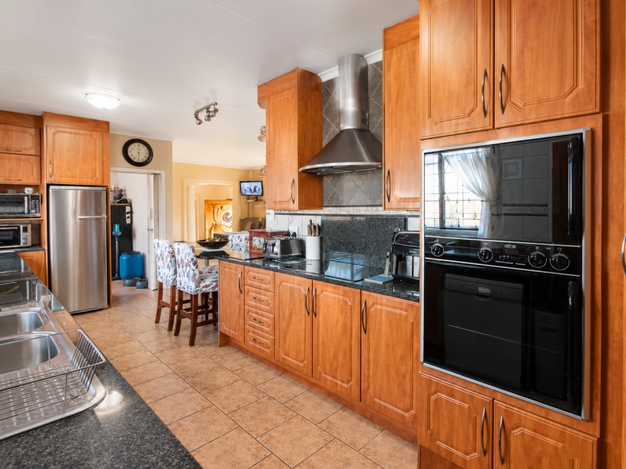5 Bedroom Property for Sale in Wierda Park Gauteng