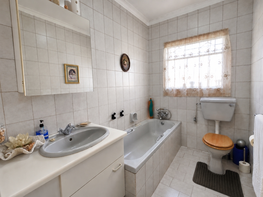 5 Bedroom Property for Sale in Wierda Park Gauteng