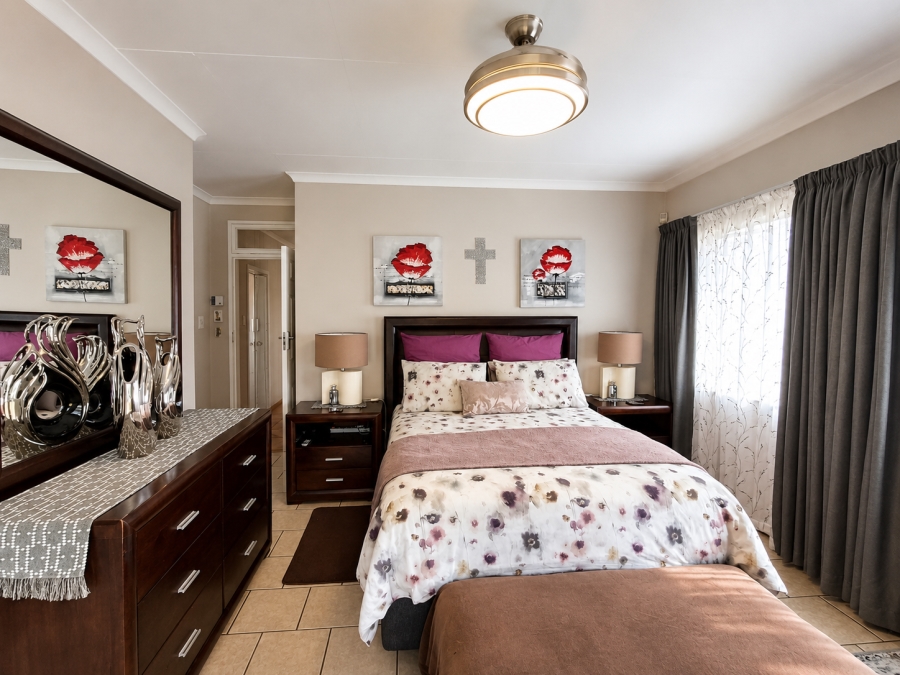 5 Bedroom Property for Sale in Wierda Park Gauteng
