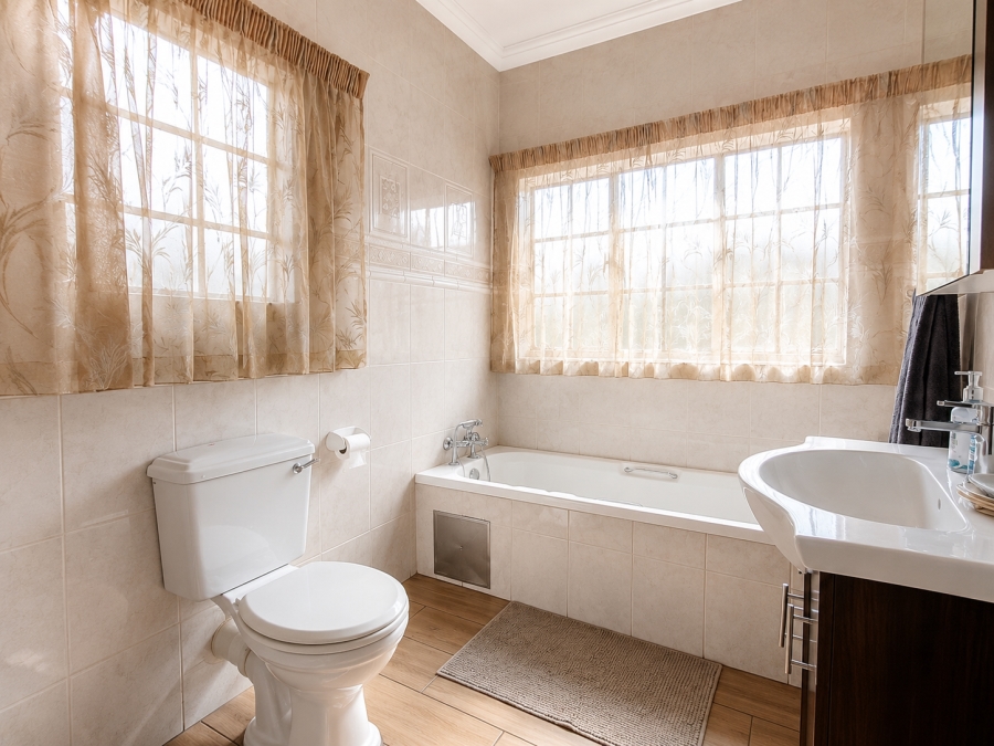 5 Bedroom Property for Sale in Wierda Park Gauteng