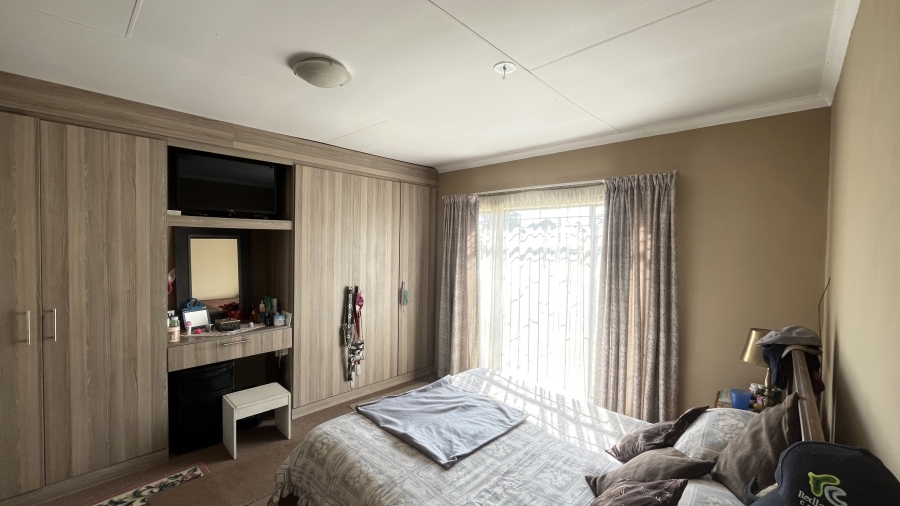 6 Bedroom Property for Sale in Bredell Gauteng