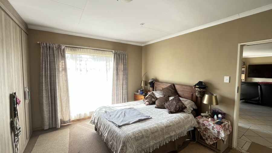 6 Bedroom Property for Sale in Bredell Gauteng
