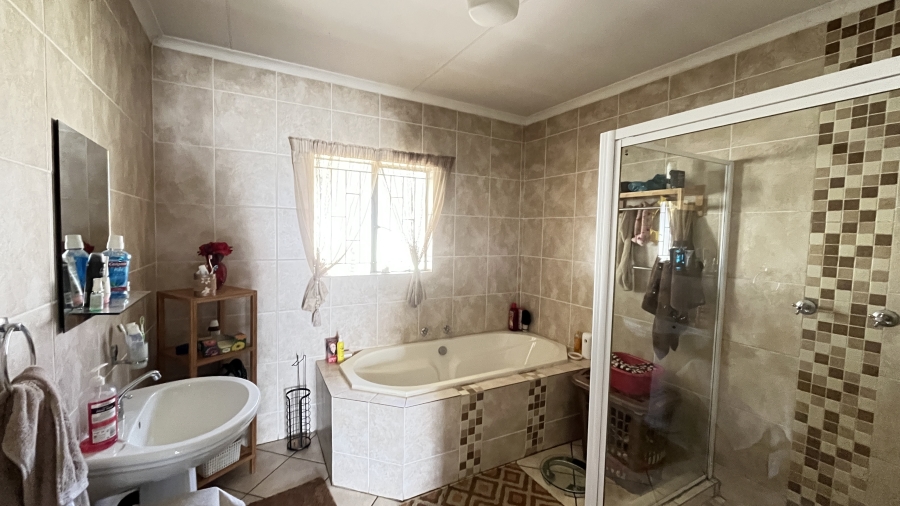6 Bedroom Property for Sale in Bredell Gauteng