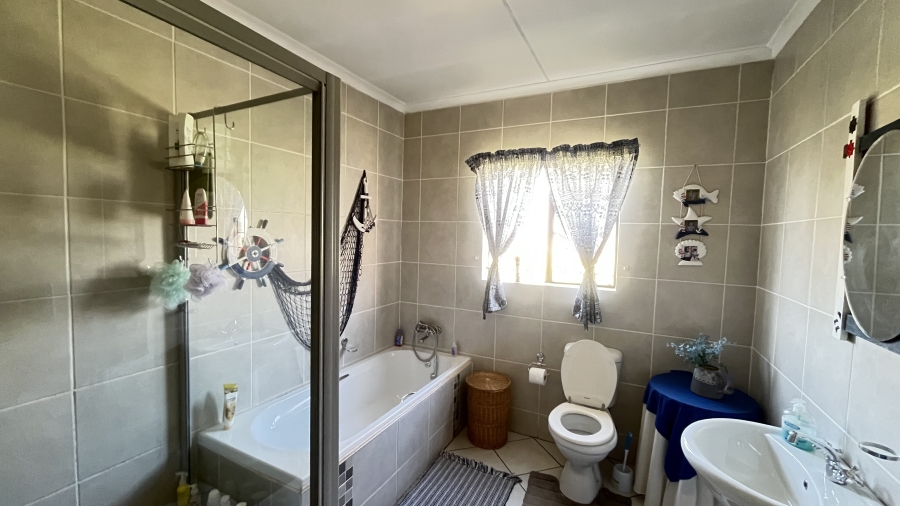 6 Bedroom Property for Sale in Bredell Gauteng