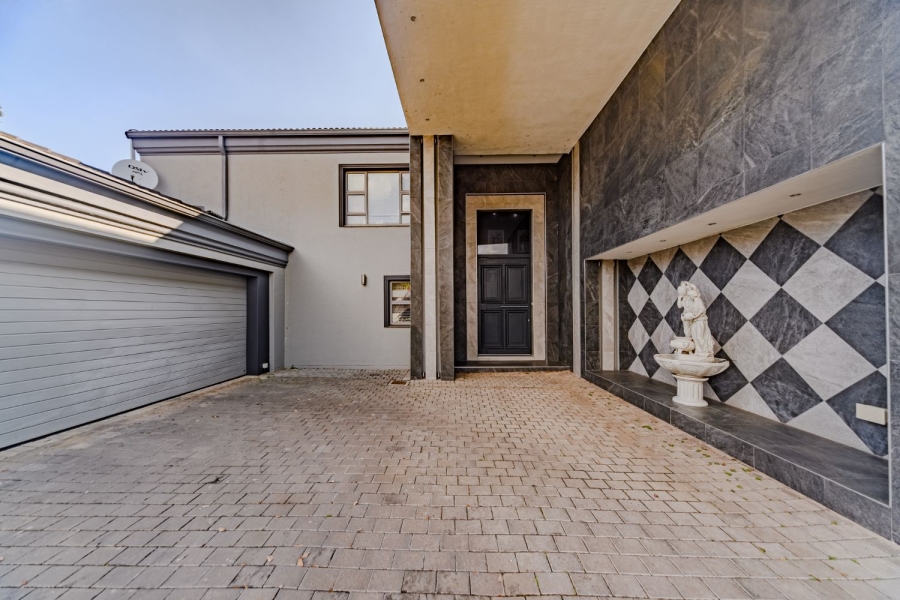 5 Bedroom Property for Sale in Silver Lakes Golf Estate Gauteng