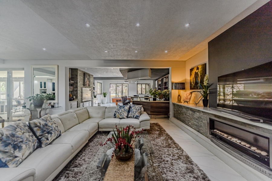 5 Bedroom Property for Sale in Silver Lakes Golf Estate Gauteng