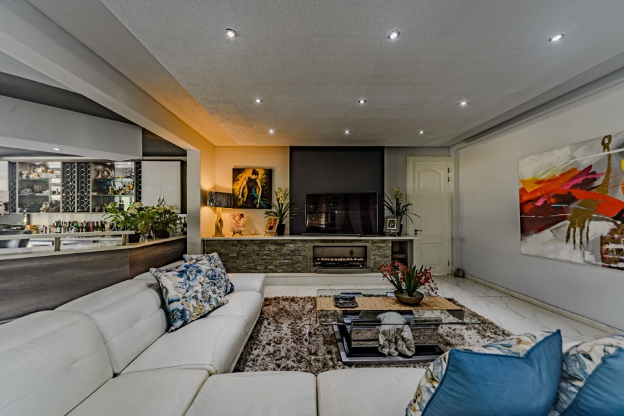 5 Bedroom Property for Sale in Silver Lakes Golf Estate Gauteng