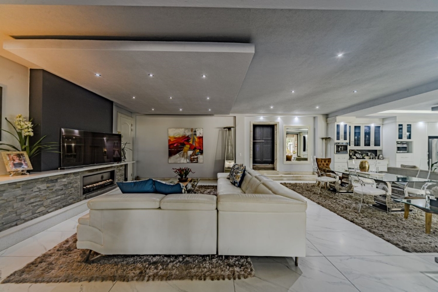 5 Bedroom Property for Sale in Silver Lakes Golf Estate Gauteng