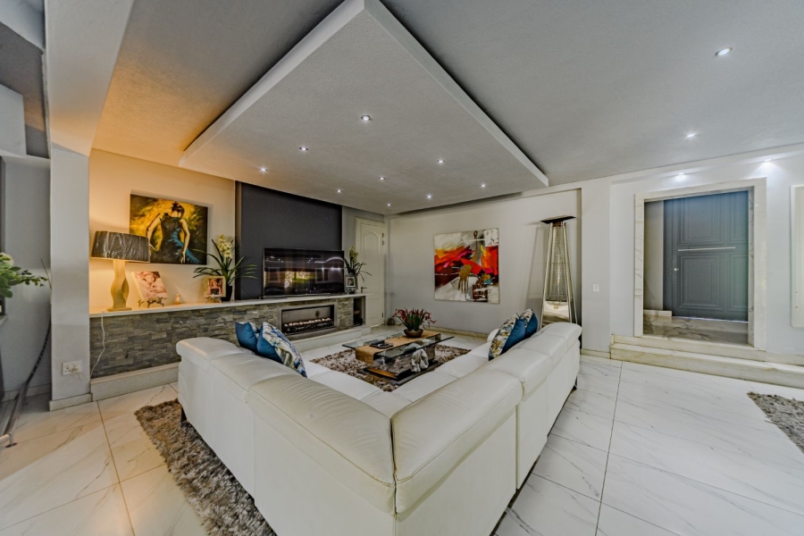 5 Bedroom Property for Sale in Silver Lakes Golf Estate Gauteng