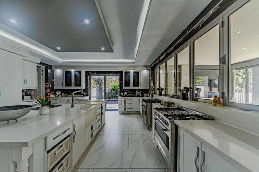 5 Bedroom Property for Sale in Silver Lakes Golf Estate Gauteng