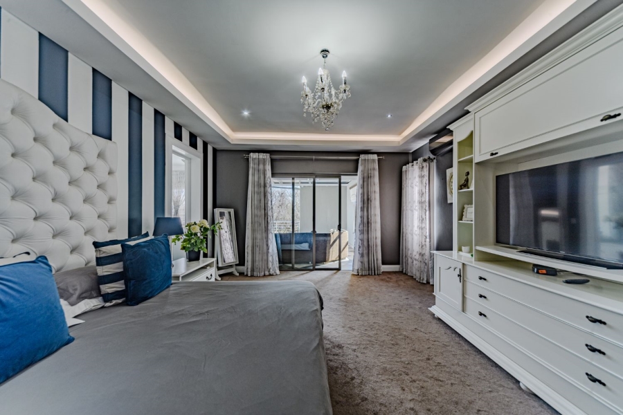 5 Bedroom Property for Sale in Silver Lakes Golf Estate Gauteng