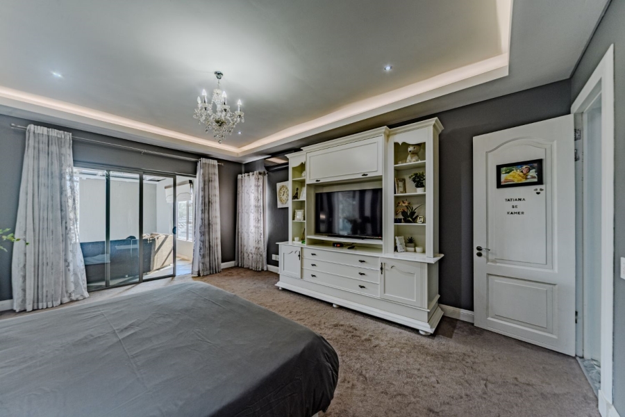 5 Bedroom Property for Sale in Silver Lakes Golf Estate Gauteng