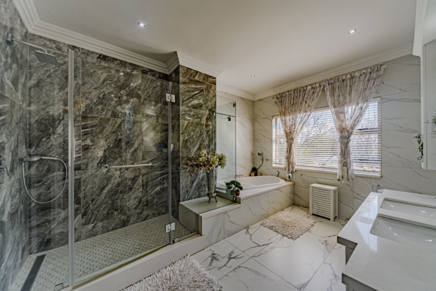 5 Bedroom Property for Sale in Silver Lakes Golf Estate Gauteng