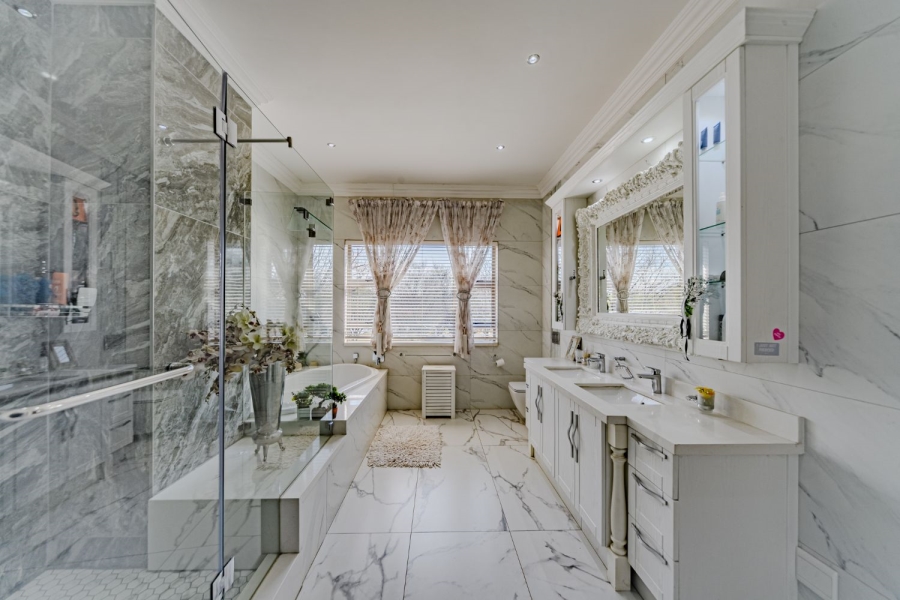 5 Bedroom Property for Sale in Silver Lakes Golf Estate Gauteng