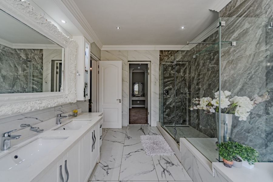 5 Bedroom Property for Sale in Silver Lakes Golf Estate Gauteng