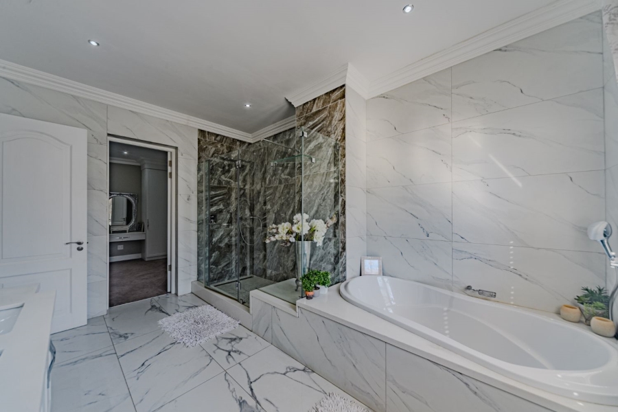 5 Bedroom Property for Sale in Silver Lakes Golf Estate Gauteng