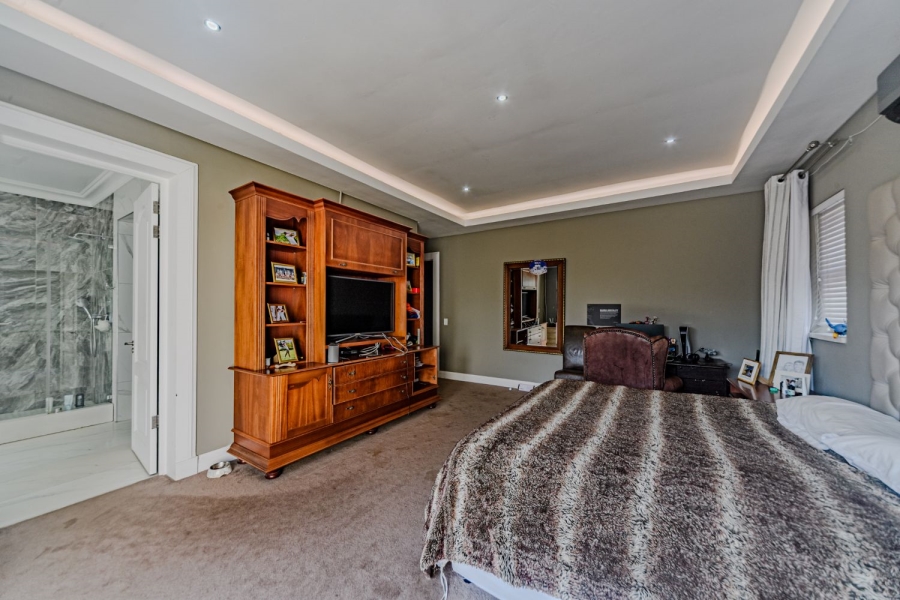 5 Bedroom Property for Sale in Silver Lakes Golf Estate Gauteng