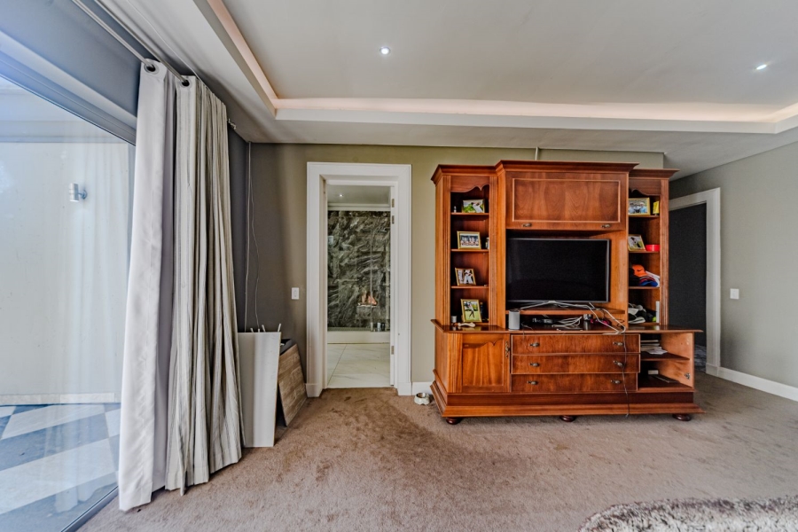 5 Bedroom Property for Sale in Silver Lakes Golf Estate Gauteng