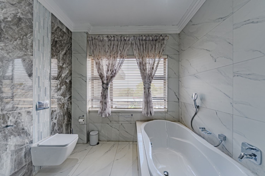 5 Bedroom Property for Sale in Silver Lakes Golf Estate Gauteng