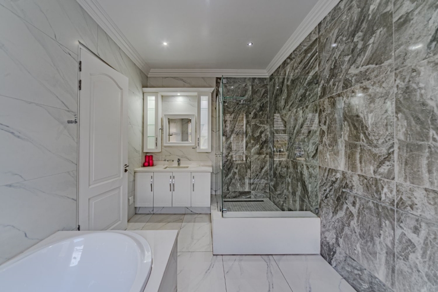 5 Bedroom Property for Sale in Silver Lakes Golf Estate Gauteng