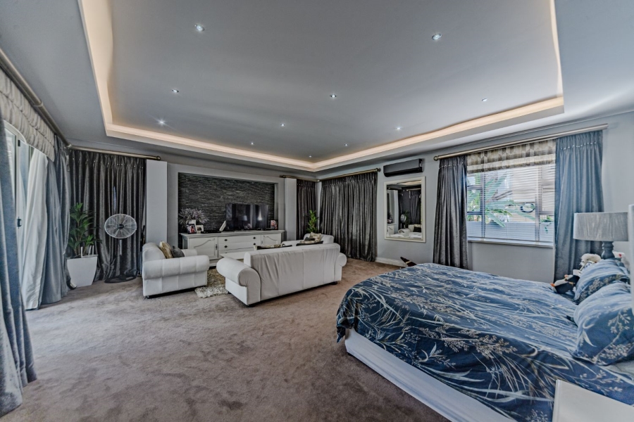 5 Bedroom Property for Sale in Silver Lakes Golf Estate Gauteng