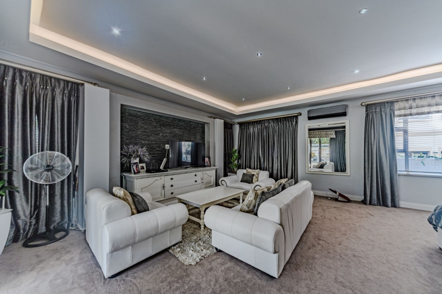 5 Bedroom Property for Sale in Silver Lakes Golf Estate Gauteng