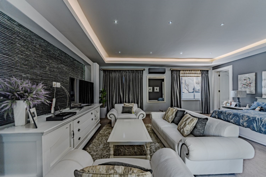 5 Bedroom Property for Sale in Silver Lakes Golf Estate Gauteng