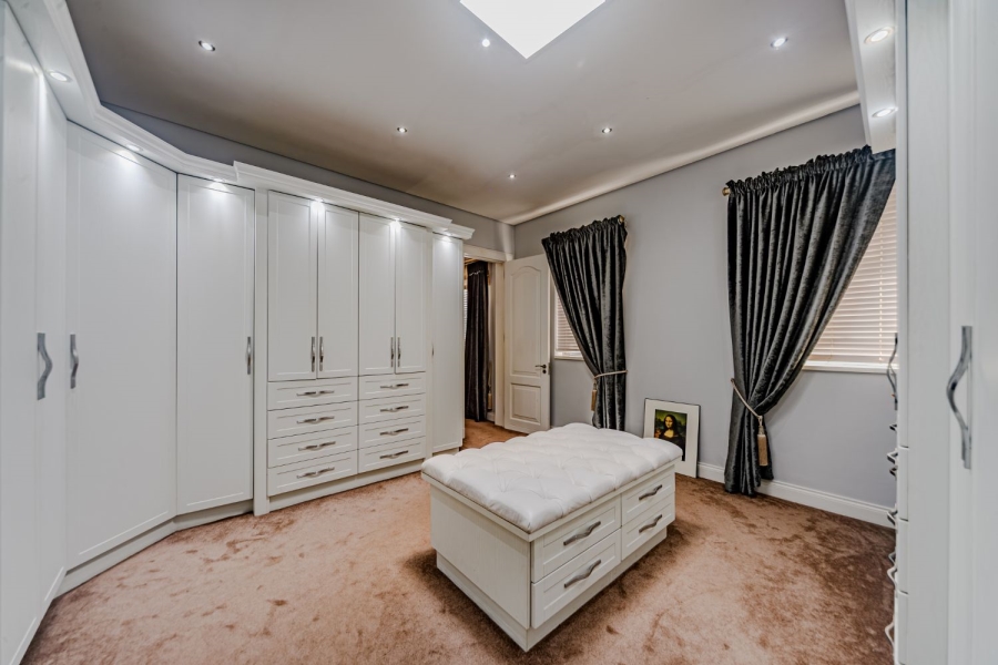 5 Bedroom Property for Sale in Silver Lakes Golf Estate Gauteng