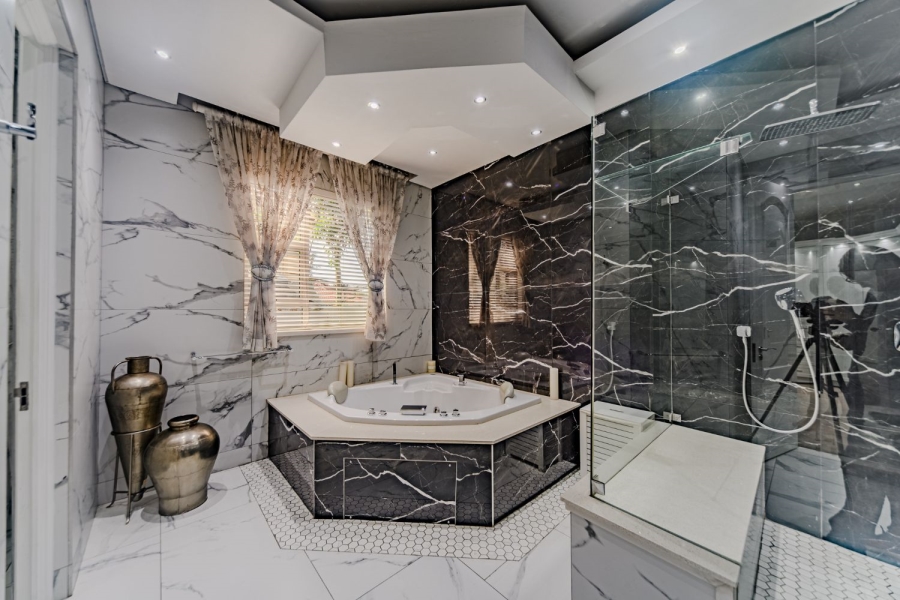 5 Bedroom Property for Sale in Silver Lakes Golf Estate Gauteng