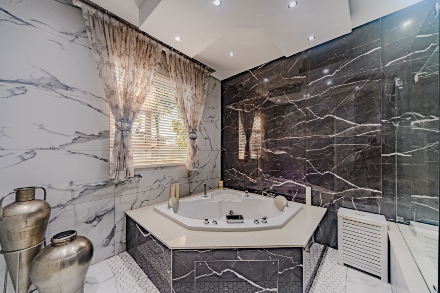 5 Bedroom Property for Sale in Silver Lakes Golf Estate Gauteng