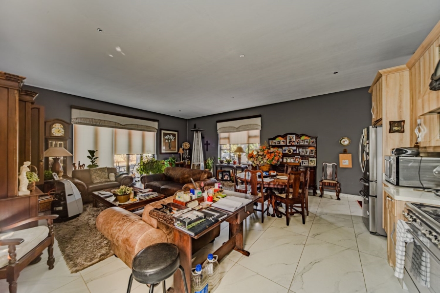 5 Bedroom Property for Sale in Silver Lakes Golf Estate Gauteng