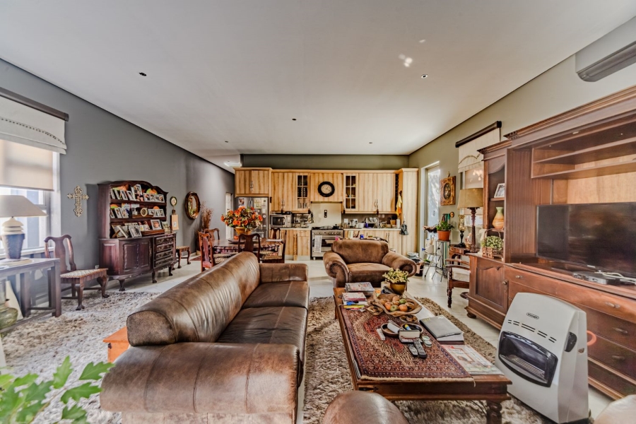 5 Bedroom Property for Sale in Silver Lakes Golf Estate Gauteng