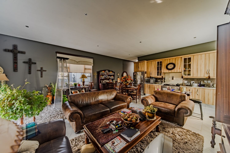 5 Bedroom Property for Sale in Silver Lakes Golf Estate Gauteng
