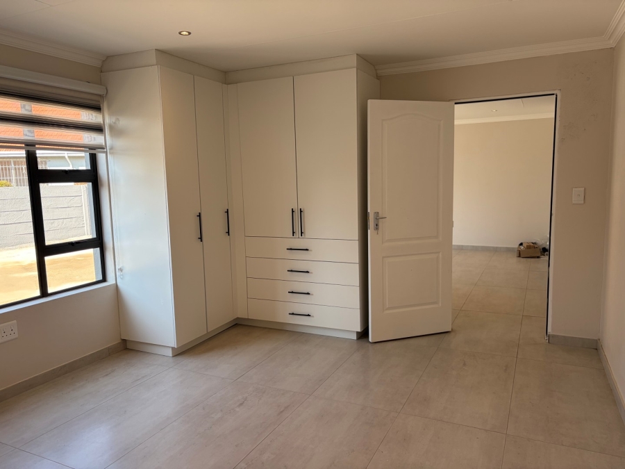 To Let 4 Bedroom Property for Rent in Linden Gauteng