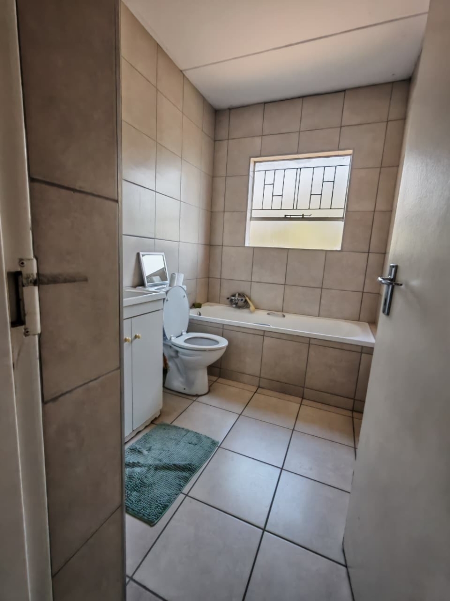 To Let 2 Bedroom Property for Rent in Vorna Valley Gauteng