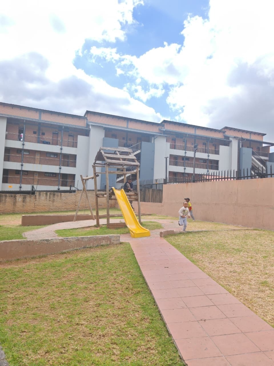 To Let 2 Bedroom Property for Rent in Vorna Valley Gauteng