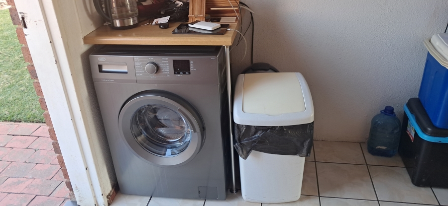 To Let 2 Bedroom Property for Rent in Wilro Park Gauteng