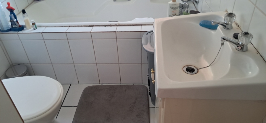 To Let 2 Bedroom Property for Rent in Wilro Park Gauteng