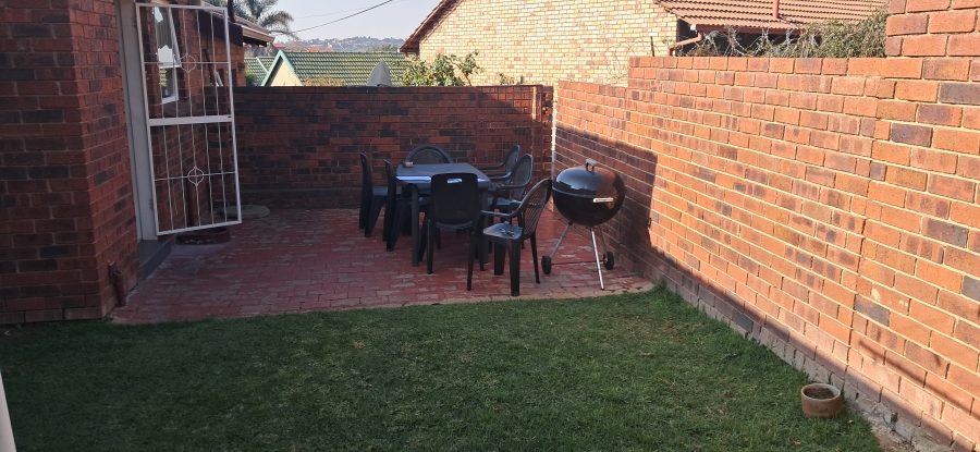 To Let 2 Bedroom Property for Rent in Wilro Park Gauteng