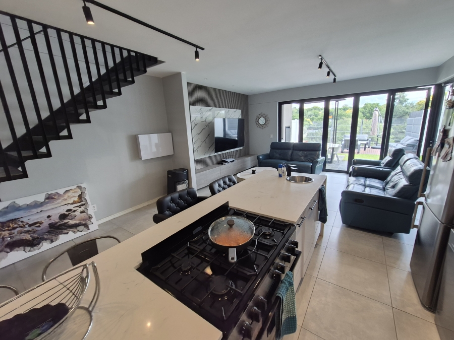 2 Bedroom Property for Sale in Hurlingham Gauteng