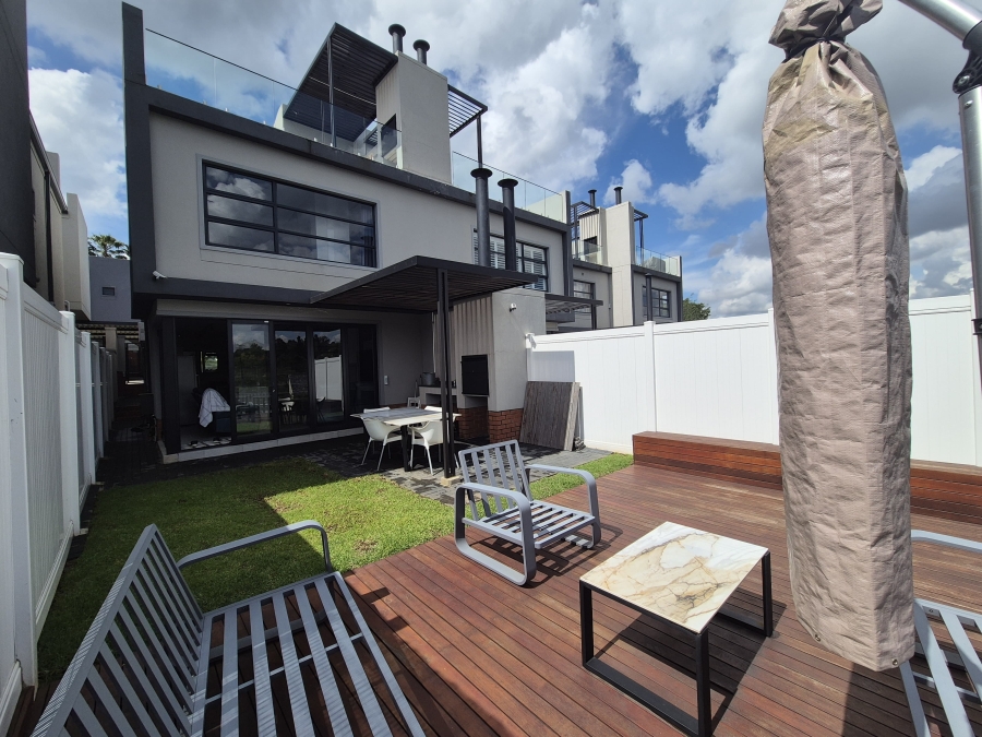 2 Bedroom Property for Sale in Hurlingham Gauteng