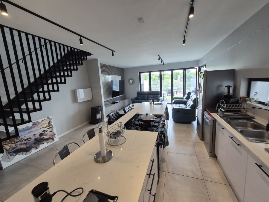 To Let 2 Bedroom Property for Rent in Hurlingham Gauteng