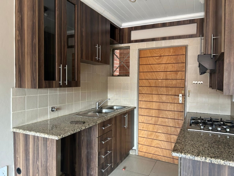 To Let 2 Bedroom Property for Rent in Waverley Gauteng