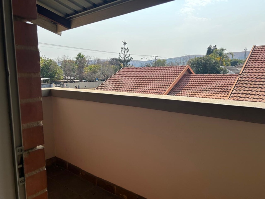 To Let 2 Bedroom Property for Rent in Waverley Gauteng