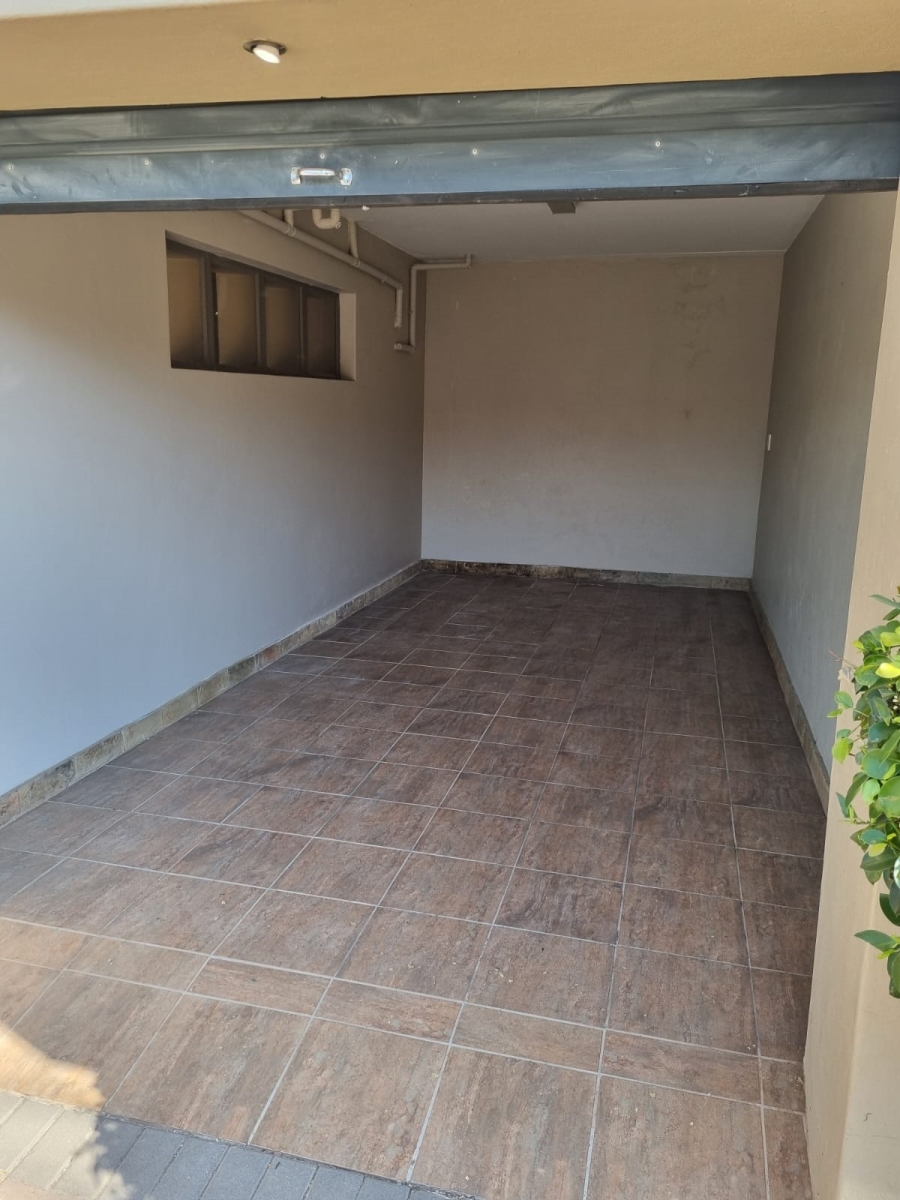 To Let 2 Bedroom Property for Rent in Waverley Gauteng