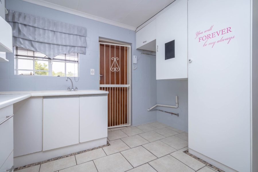 To Let 2 Bedroom Property for Rent in Helderkruin Gauteng