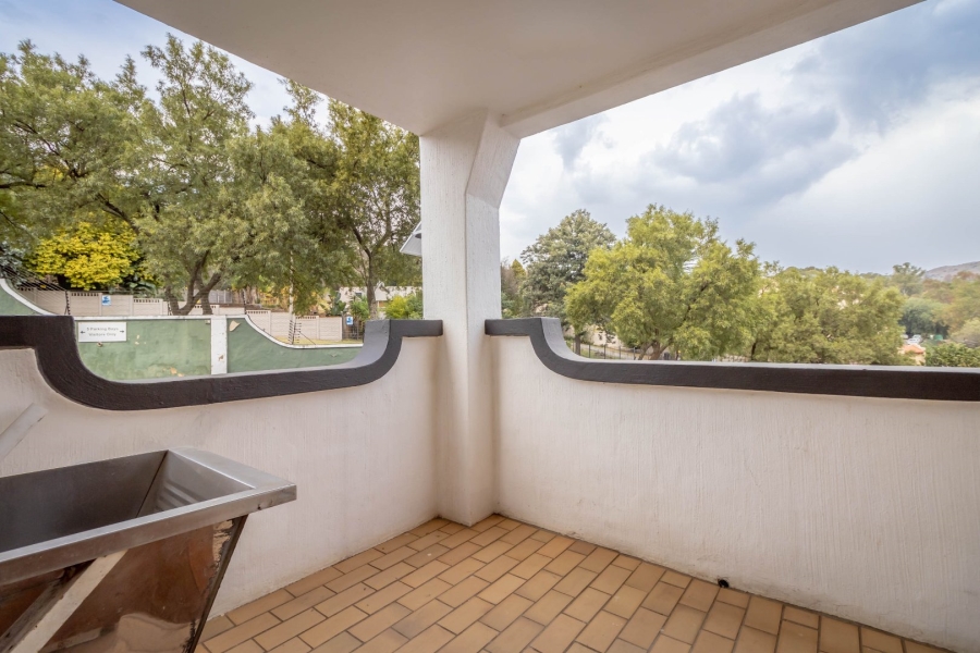 To Let 2 Bedroom Property for Rent in Helderkruin Gauteng